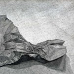 Bolsa de papel dibujada con lápiz de grafito sobre papel con base de carboncillo por Anna Garrido