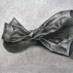 Bolsa de papel dibujada con lápiz de grafito sobre papel con base de carboncillo por Conxita Balcells