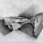 Bolsa de papel dibujada con lápiz de grafito sobre papel con base de carboncillo por Laura Portero