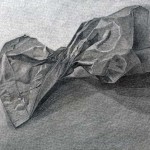 Bolsa de papel dibujada con lápiz de grafito sobre papel con base de carboncillo por Sonia Gabrysova